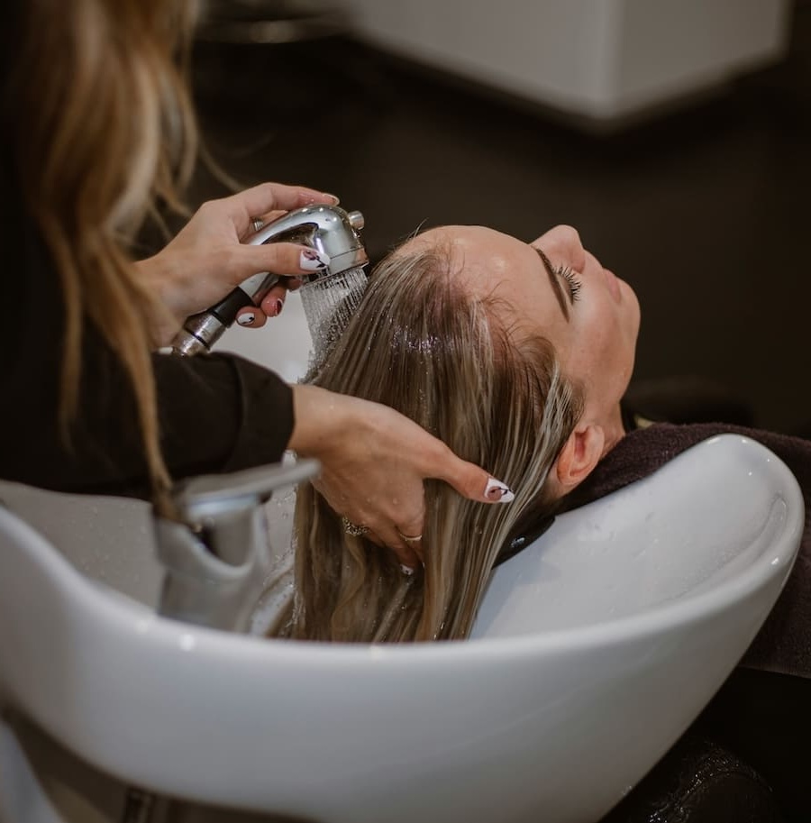 Bild einer Frau, die die Haare gewaschen bekommt